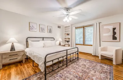 Massive Home in East Memphis Hotel dekat Strayer University
