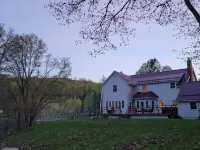 The Chanting River Nest. Snowmobile/Atv Trail Across St. Pet-Friendly! Hotels in Bancroft