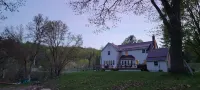The Chanting River Nest w/hottubSnowmobile/ATV trail across St. Pet-Friendly!
