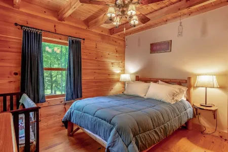 Cabin on Dale Hollow - Park your boat on shore and walk up to the cabin.