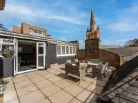Roof Terrace Two Bedroom Apartment - Walk to Beach