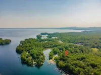 Kettle Cove Cabin. Lake Sebago Beach Access. Fire pit. Grill. Blackstone. Games Hotels in Casco