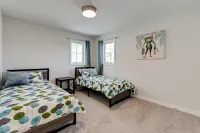 Cozy, spacious family home w/ Arcade! 5 mins from Beach!