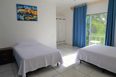 Luxury Villa Great Location Walking Distance to the Beach