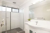 Smart Suites Self Check-in Apartments - 21 Darnley Hotels in Darra