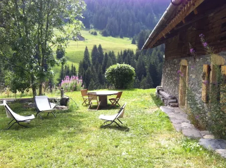 Luxury Mountain Chalet in Unique Setting 15 minutes from Megeve Отели в г. Нотр-Дам-де-Белькомб