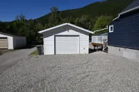 Mountain getaway w/ hot tub & heated garage Các khách sạn ở Crowsnest Pass