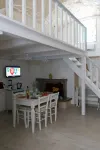 Centrally located house with fasanese vaulted ceilings, just minutes from Zoosafari!