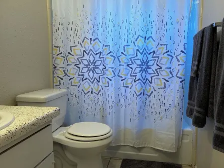 Spacious End-Unit 1-bedroom apartment with AC and WiFi in enjoyable Texarkana