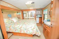 (RV1) Paradise in Sargent, Texas. Saltwater canal, minutes to the ICW and beach.
