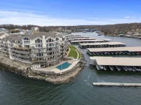 GORGEOUS LAKEFRONT condo with BEACH, 2 pools, and AMAZING views! Hotel a Osage Beach
