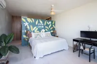 Casa Chloe - Beachfront Luxury Living Hotel di 