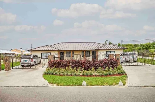 Delva’s Place-Gated 3 bedroom - Pet Friendly