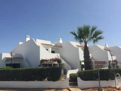 Coastal Benagil apartment. Rooftop & pool. Walk to beach, caves & restaurants Hotel in zona Vale de Centeanes Beach