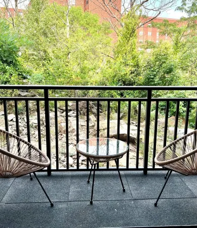 Luxury Furnished 2 Bed Apartment in Quincy