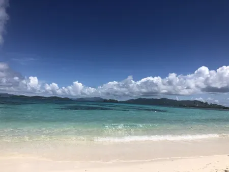 Stunning caribbean blue water views with on property beach, pools & restaurants Отели в г. Сент-Томас