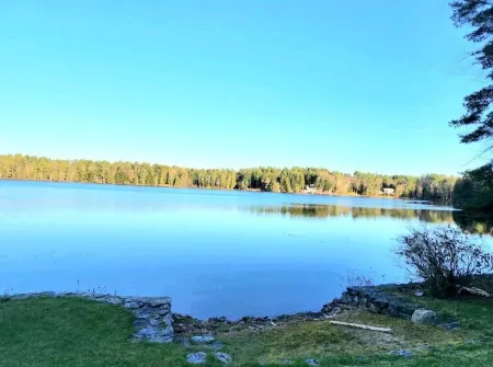 Spacious Pet Friendly Waterfront w/ Hot Tub & Yogo Studio-Sleeps 10!