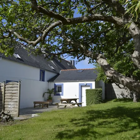 MORGAT 70 meters Beach, 8 people with garden and parking