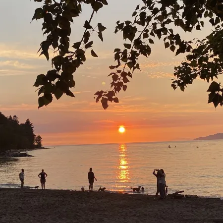 UBC trailhead villa ,beaches in10 minuteswalk,local boutique restaurant 5minutes