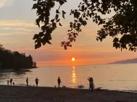 UBC trailhead villa ,beaches in10 minuteswalk,local boutique restaurant 5minutes - فلل