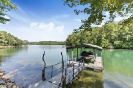 Lake Keowee retreat for 10 with private dock!