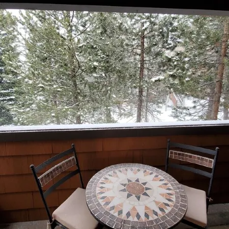 Minutes from Downtown Truckee! Biking, hiking, shopping, restaurants...