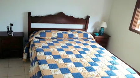 FOOT ON THE BEACH in Guaecá - 4 suites gated community - 24 h security - wi fi on the beach Отели в г. Сан-Себастьян