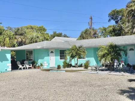 Sparkling Clean, Updated 2Br/1BA Beach Condo. Unbeatable Location.