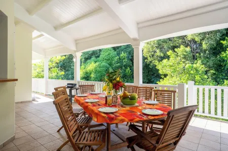 Villa Paradissol – Tropical Haven with Pool, Near Beaches, Warm Hospitality