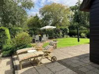 Idyllic house with spacious garden next to canal, boat rent is possible (extra) Hotels near Lekkers & Zo