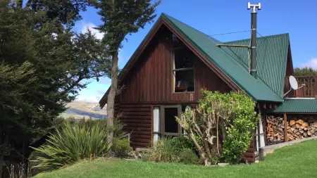 Log cabin in the mountains with indoor climbing wall, perfect for a family.