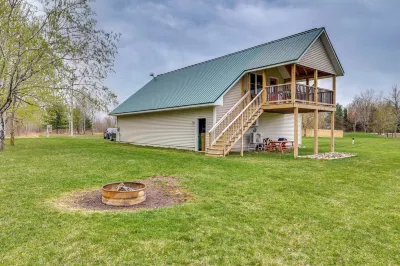 Cozy Solar-Powered Loft: Walk to Lake Champlain! فنادق في 