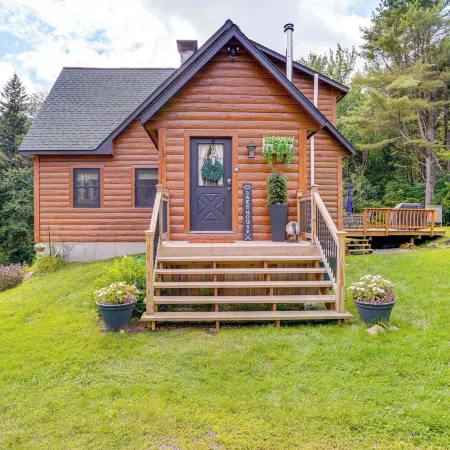 Spacious Wilmington Cabin: Walk to Lake