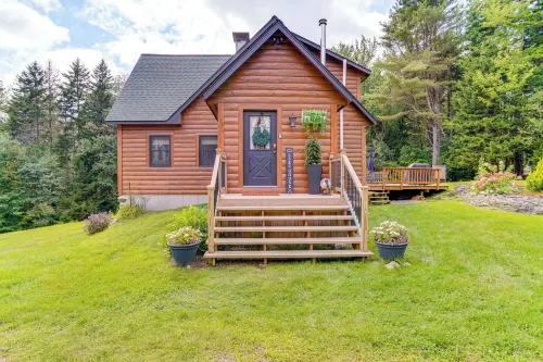 Spacious Wilmington Cabin: Walk to Lake - Parking