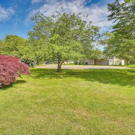 Cozy Meyers Lake Townhome Near Hall of Fame!
