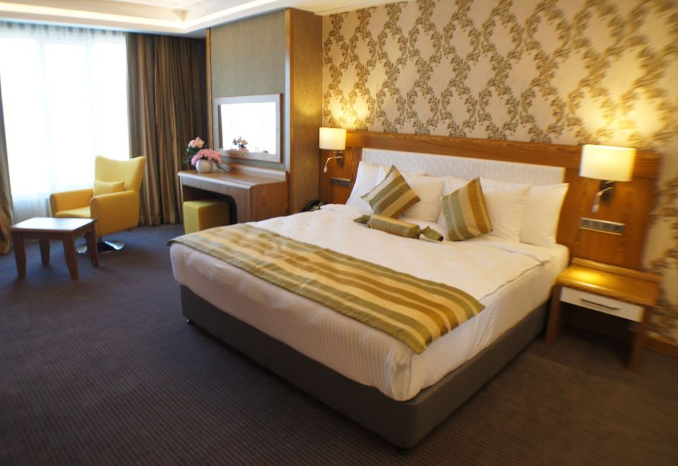 디발린 호텔의 깔끔하고 모던한 객실 내부 모습