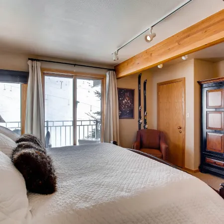 Ski-in Ski-Out 2 Br Condo- Sleeps 6 People