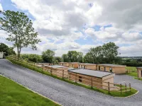 Valley Lodge 4 - North Wales Eco Lodges فنادق في Llantysilio