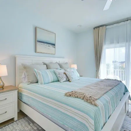 Walk to Beach! Waterfront Hudson Townhome