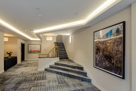 Premier Suites Plus Glasgow Bath Street Отели рядом с достопримечательностью «Trades Hall of Glasgow»