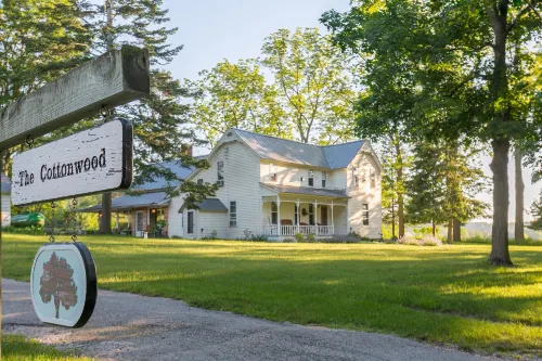 The Cottonwood Inn B&B - parking
