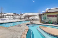Gorgeous Granby Ranch Home Half-Mi to Skiing! - parking