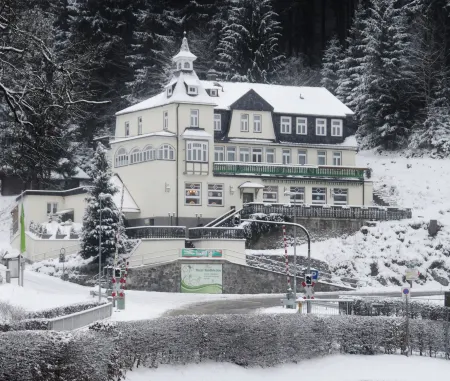 Flair-Hotel Waldfrieden Отели в г. Бергбанрегион