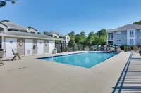 Coastal Condo w/ Screened Deck + Community Pool - balcony