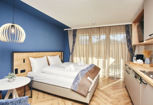 홈바운드 아파트먼트의 모던한 객실 내부