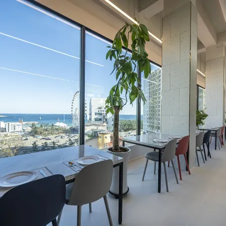 Sokcho Good Morning Hotel and Resort Отели рядом с достопримечательностью «Daepohang Port»