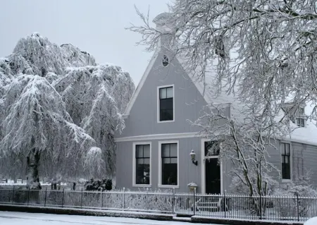 Inn on the Lake Отели в г. Монникендам