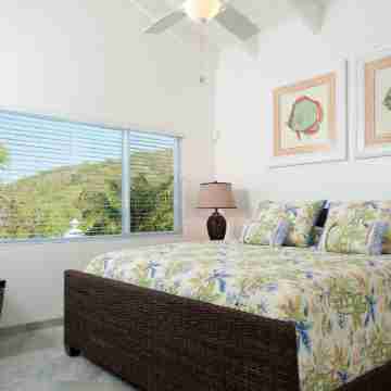 Coconut Beach Villa! Beachfront! Private Pool! Couples or Families! Great Value! Rooms