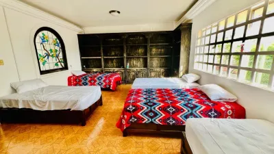 Taj Mahal Hostal and Restaurant Hotel di 