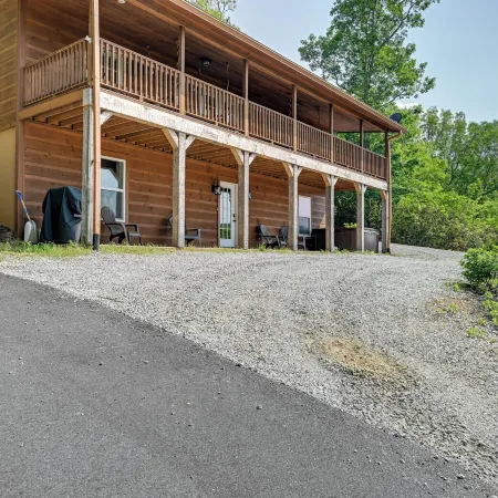 Beautiful Franklin Home w/ Bunkhouse & Hot Tub!